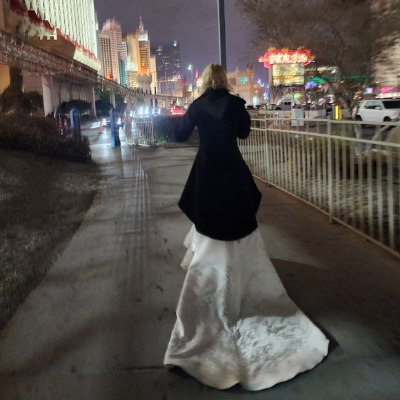 Meet your Posher, Amanda - Picture 2 of 2